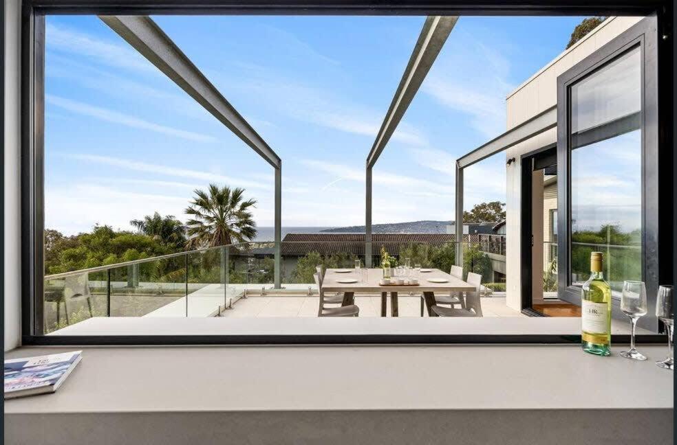 una vista desde la ventana de una casa con una mesa en Luxury Contemporary Coastal Getaway - Sea Veiws, en Dromana