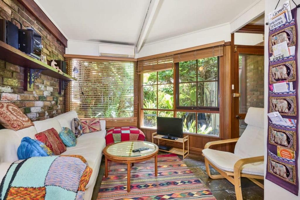 uma sala de estar com um sofá e uma mesa em Carlton Heritage Home - Explore Melbourne's Heart em Melbourne