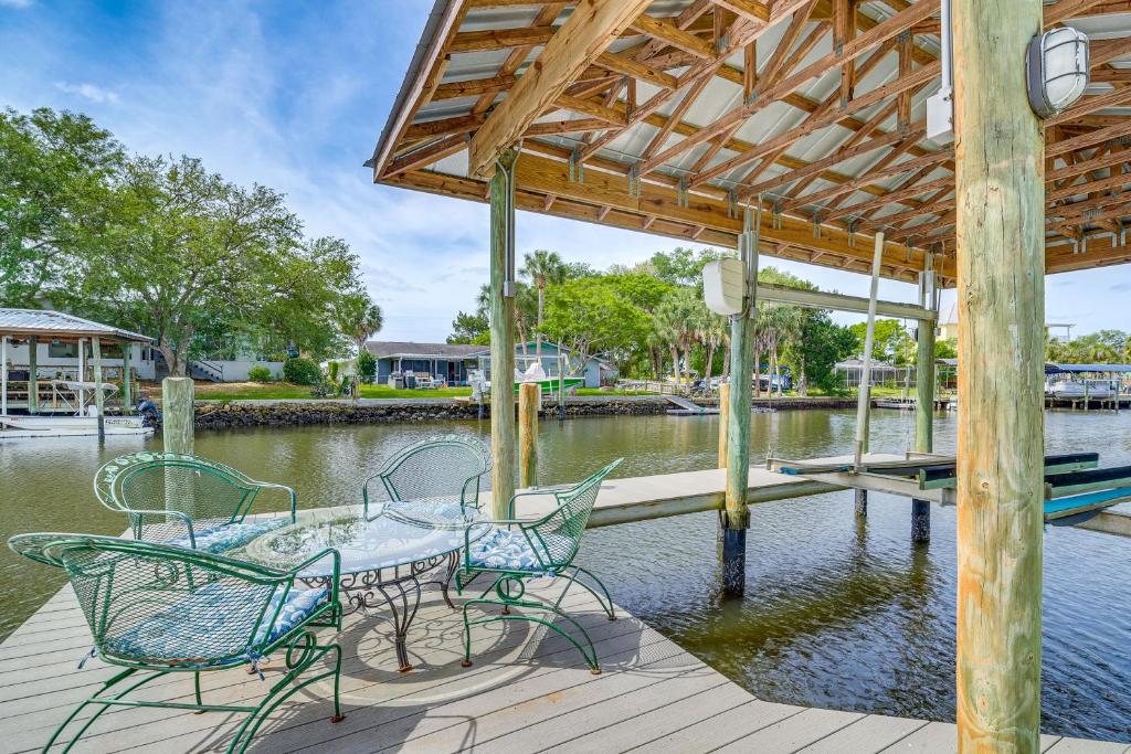 stół i krzesła na doku obok wody w obiekcie Crystal River Home Water Views and Boat Dock! w mieście Crystal River