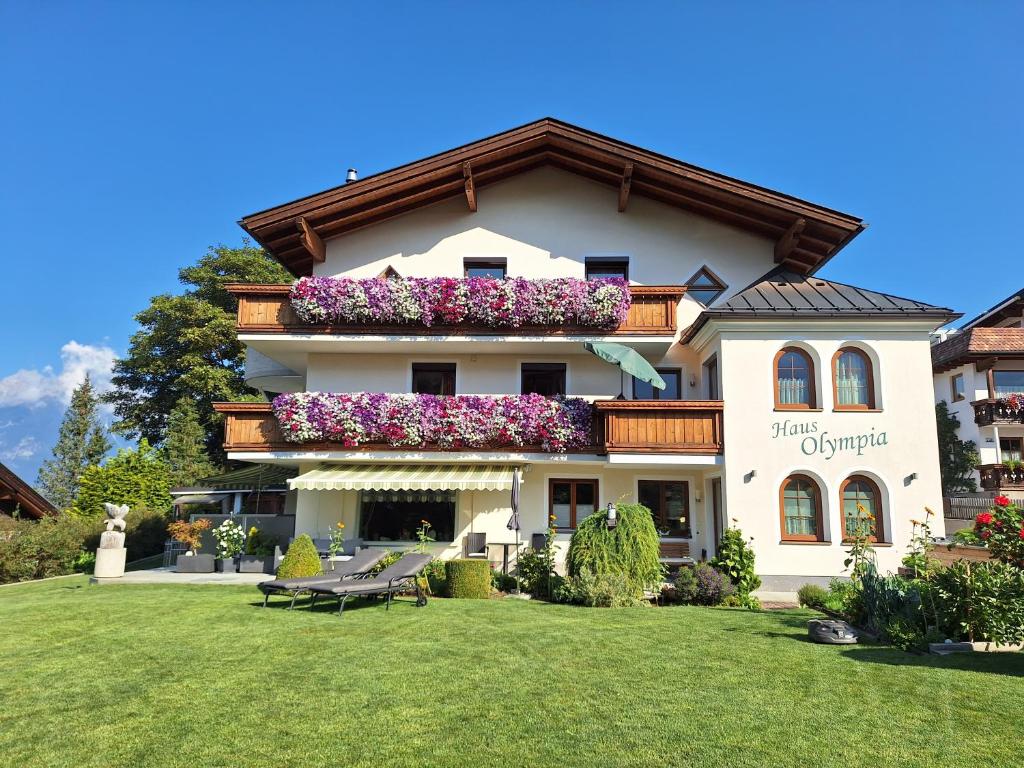 ein Gebäude mit Blumen auf der Seite in der Unterkunft Appartements Haus Olympia in Innsbruck