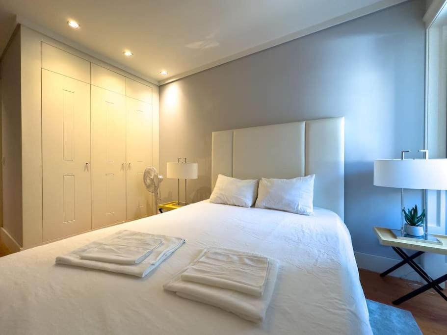 里斯本的住宿－Home Mais Mastro，卧室配有一张白色大床和两条毛巾