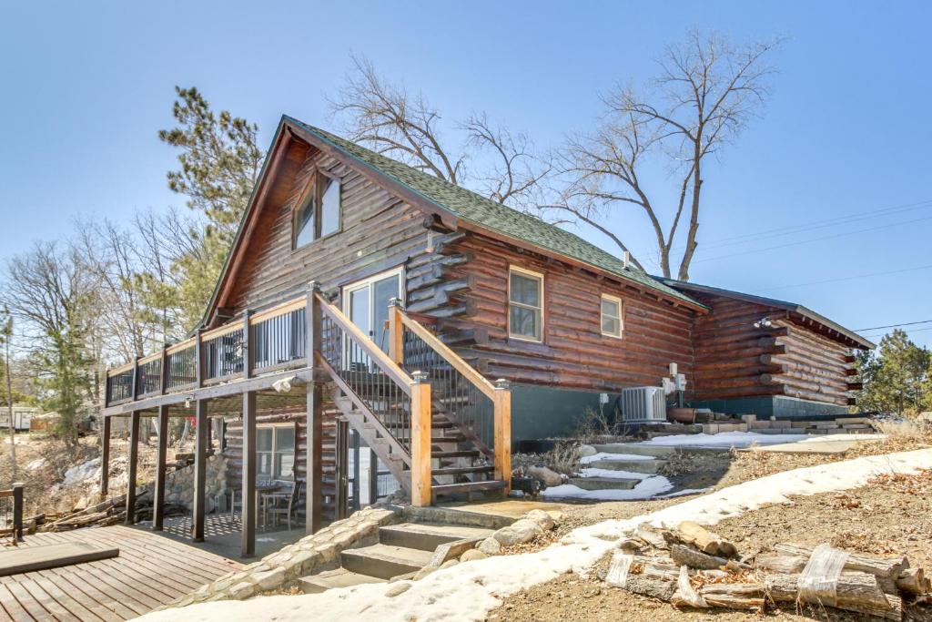 Cette cabane en rondins est accessible par des escaliers. dans l'établissement Lakefront Park Rapids Cabin with Decks and Boat Dock!, à Park Rapids