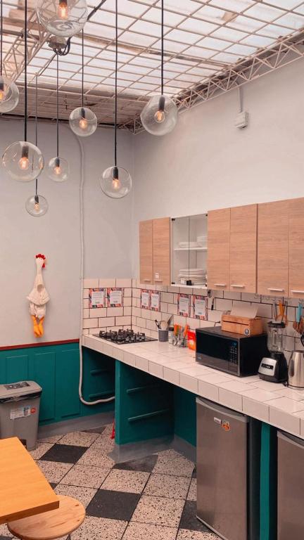 Kuchyň nebo kuchyňský kout v ubytování Bendito Hostels