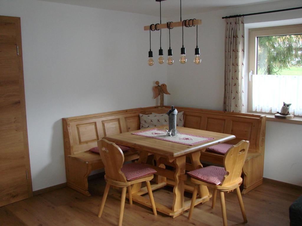 comedor con mesa, sillas y ventana en Berghaus Martin en Neustift im Stubaital