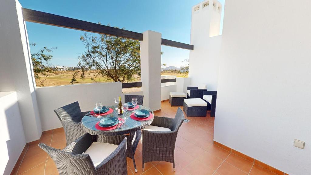 comedor con mesa y sillas en el balcón en Casa Principe L - Murcia Holiday Rentals Property en Roldán