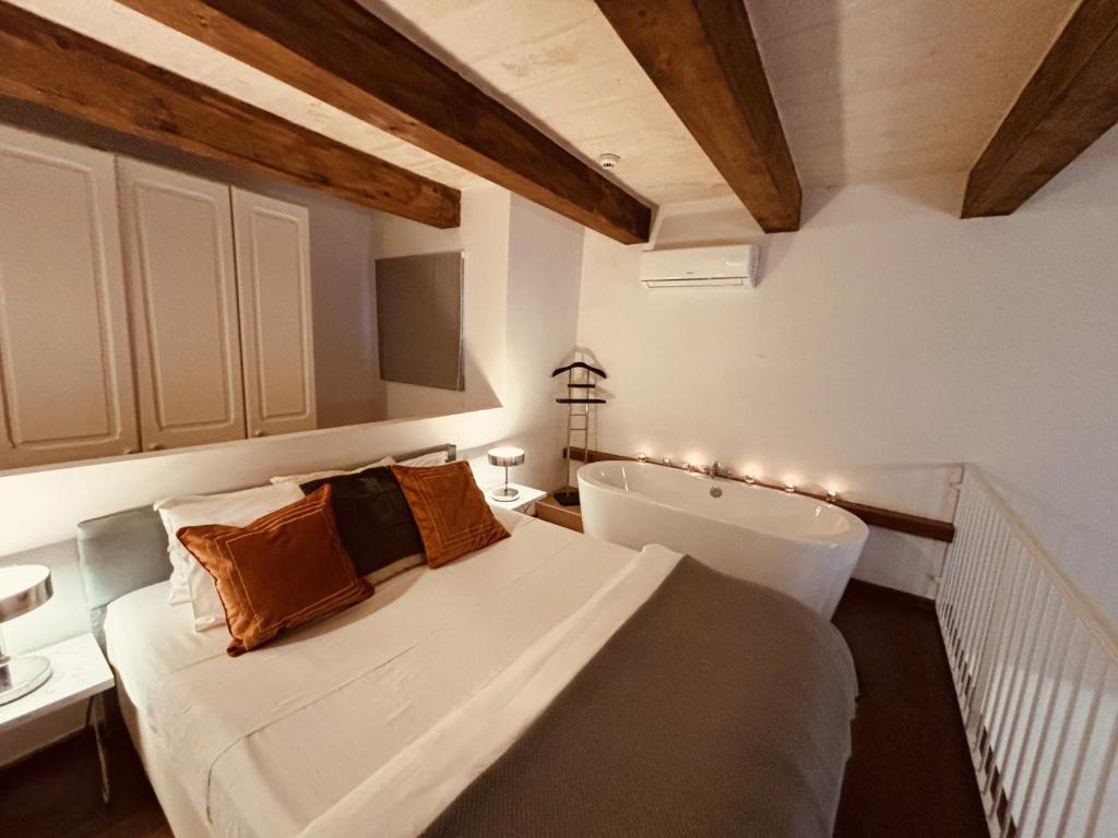 um quarto com uma cama e uma banheira em Casa Cara em Birgu