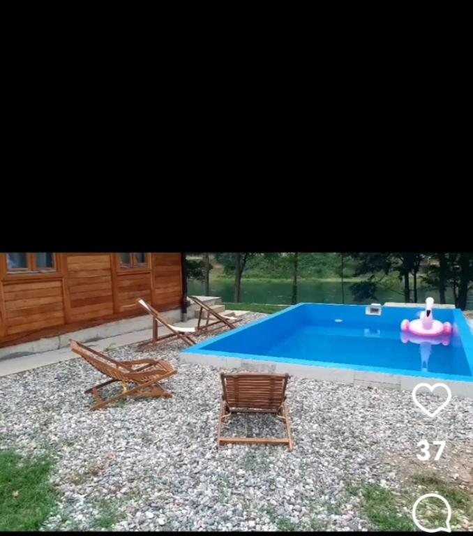 Bazén v ubytování Drinska Dama nebo v jeho okolí