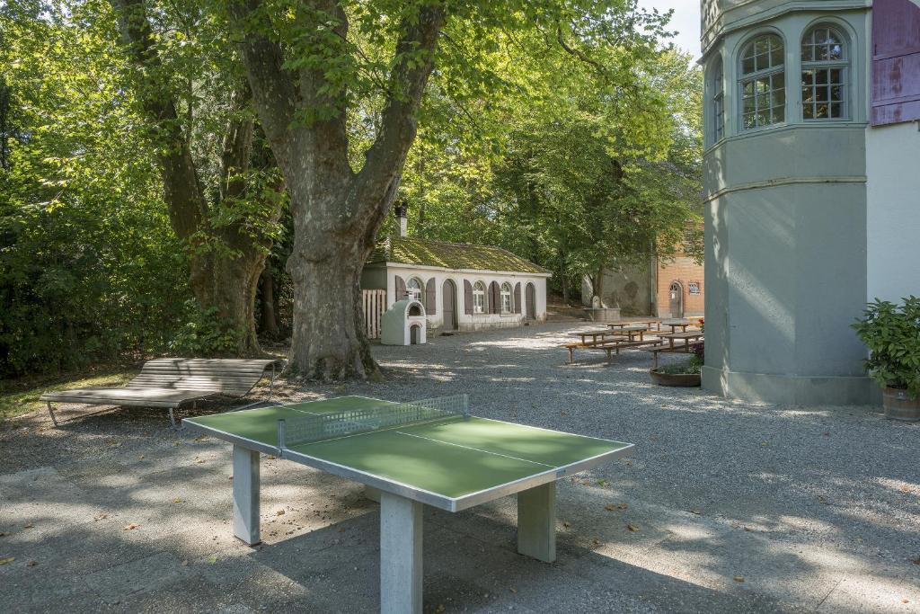 Stolní tenis v ubytování Schaffhausen Youth Hostel nebo okolí