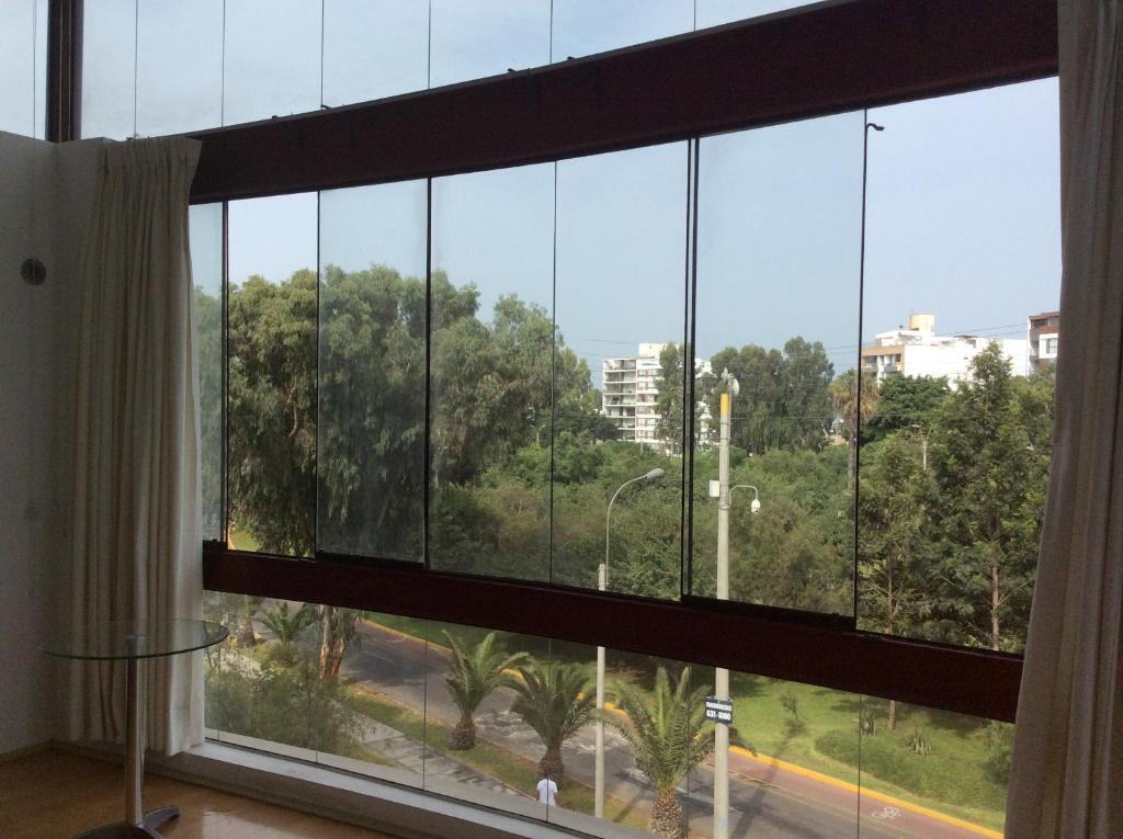ein großes Fenster mit Straßenblick in der Unterkunft Departamento Dúplex in Lima