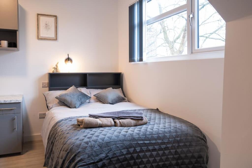 - une chambre avec un lit et 2 serviettes dans l'établissement One bedroom Studio: Old Trafford, à Manchester