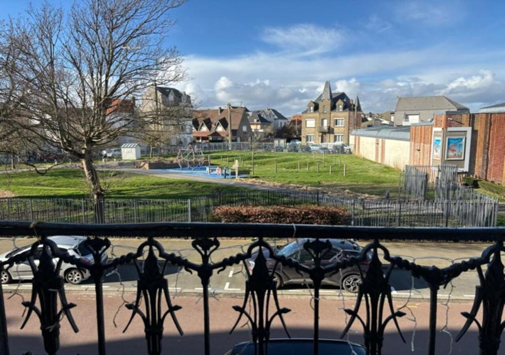 - un balcon offrant une vue sur le parc dans l'établissement Berck Plage appartement 5 personnes, à Berck-sur-Mer