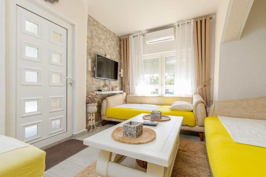 una sala de estar con 2 camas y una mesa en una habitación en Dream&Stone apartment in Zelenika, Herceg Novi, en Herceg-Novi