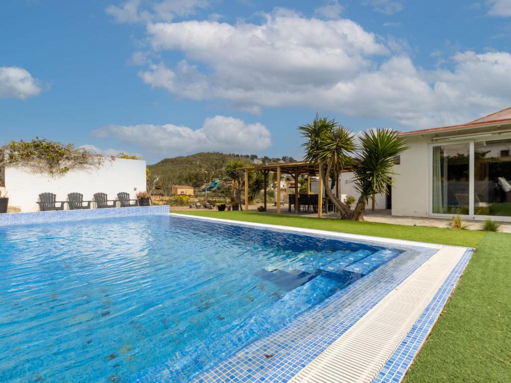 una piscina en el patio trasero de una casa en Holiday Home Dorada by Interhome, en Vespellà