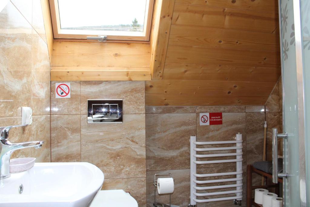 A bathroom at Štýlový Zrub Martina A s kúpacou Kaďou a detským ihriskom!