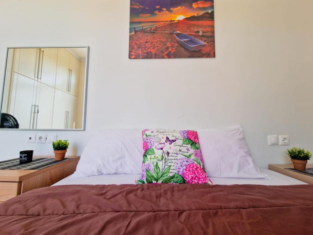 Postel nebo postele na pokoji v ubytování Kalogria Beach Apartments