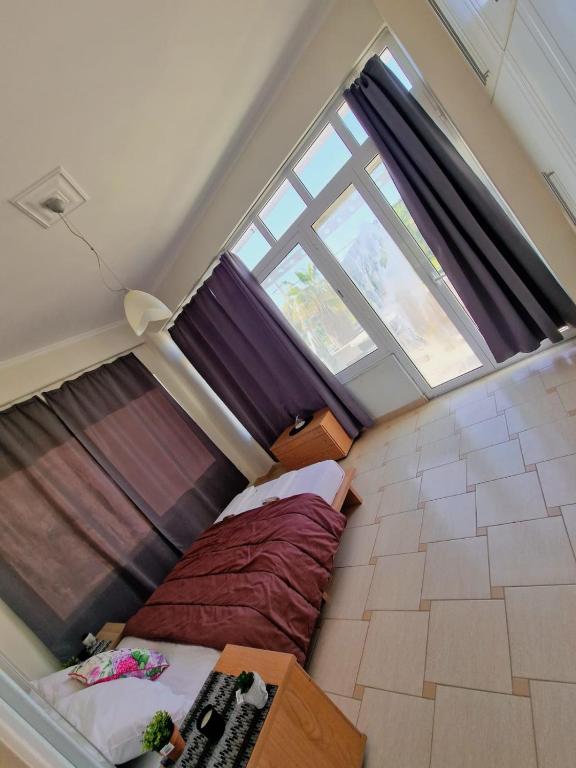 Postel nebo postele na pokoji v ubytování Kalogria Beach Apartments