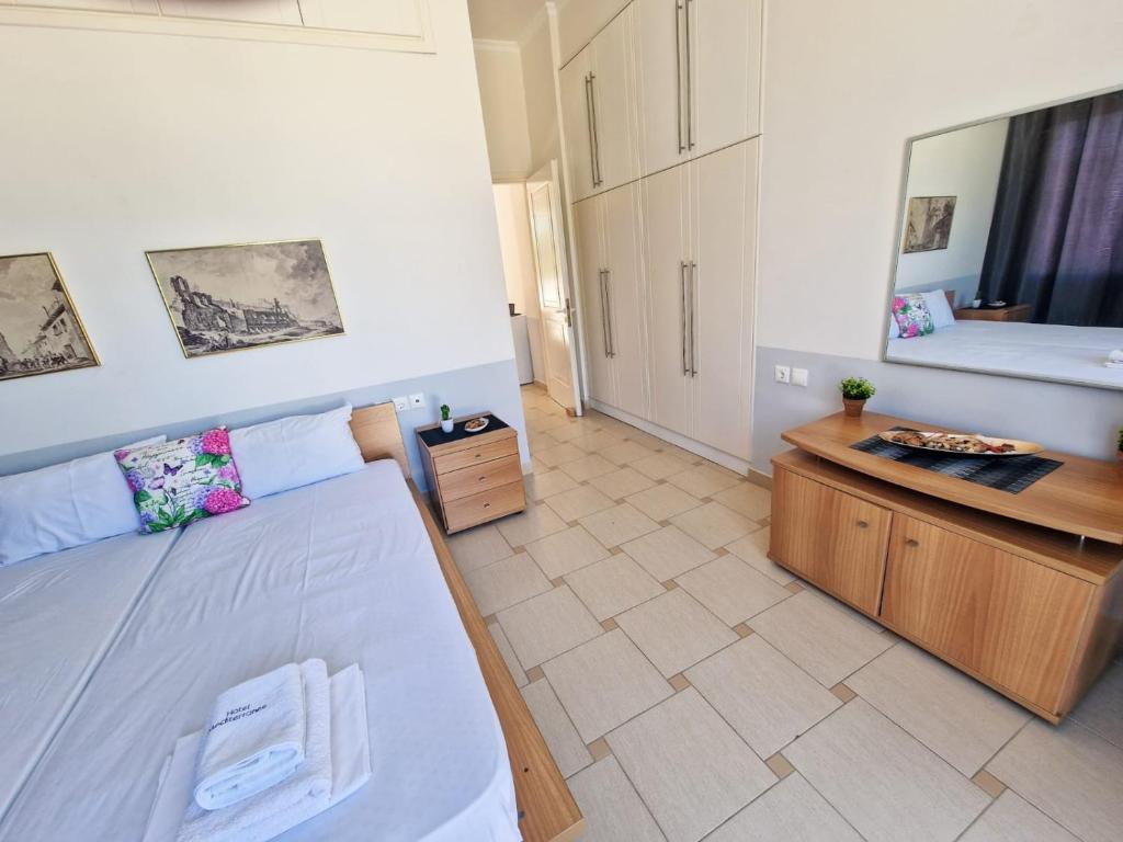 Postel nebo postele na pokoji v ubytování Kalogria Beach Apartments