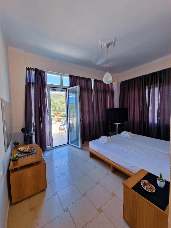 Postel nebo postele na pokoji v ubytování Kalogria Beach Apartments