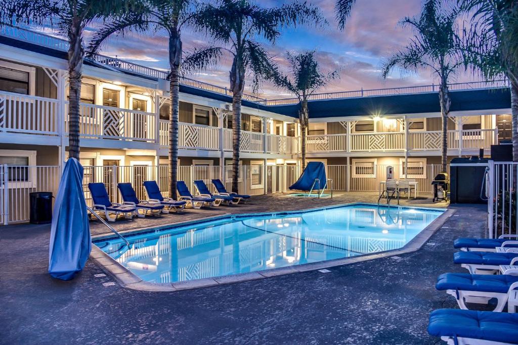 una piscina frente a un hotel con palmeras en Beach Haven, en San Diego