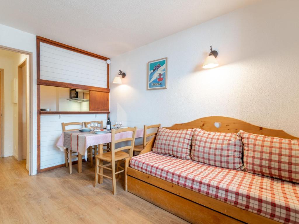 un salon avec un canapé et une table dans l'établissement Studio Rond Point des Pistes - Val Claret-24 by Interhome, à Tignes