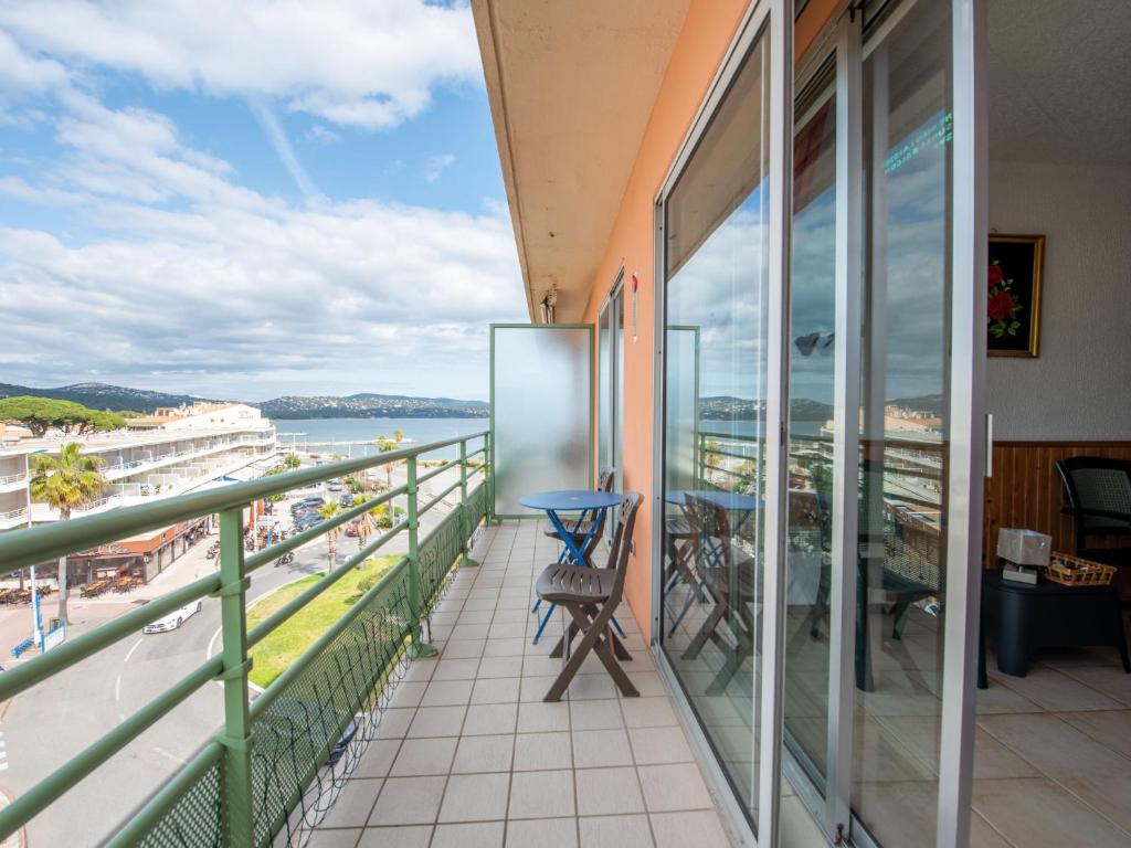 un balcon avec vue sur l'eau dans l'établissement Apartment Le Miramar-2 by Interhome, à Cavalaire-sur-Mer