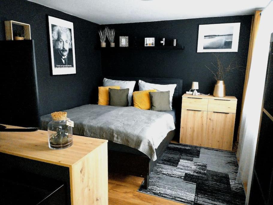 1 dormitorio con cama y mesa de madera en Love Home en Horní Heršpice
