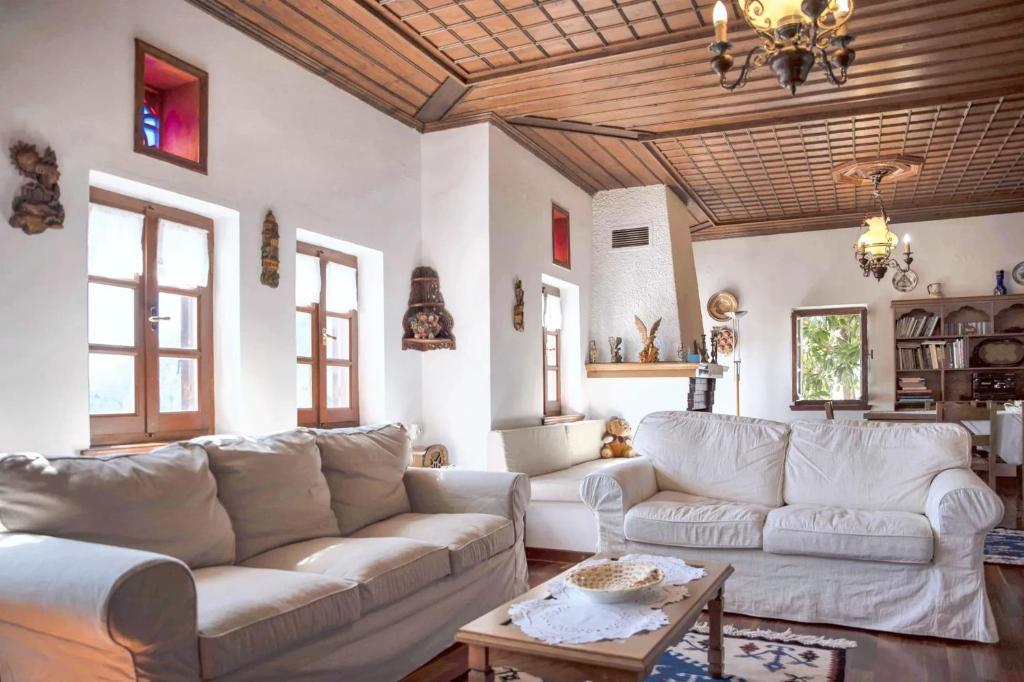 Posezení v ubytování Spacious house with sea view in Volos
