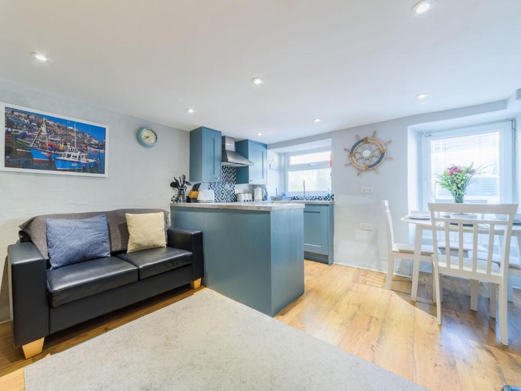 Kuchyň nebo kuchyňský kout v ubytování Holiday Home Stargazey Cottage by Interhome