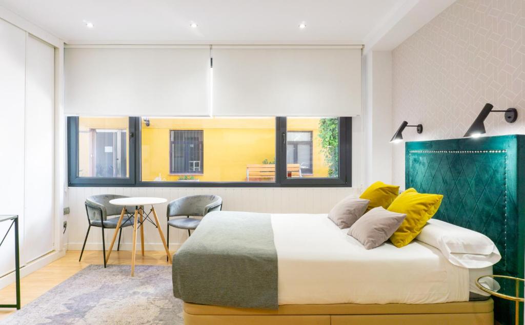 Giường trong phòng chung tại Suite Andrés Pérez Málaga Center