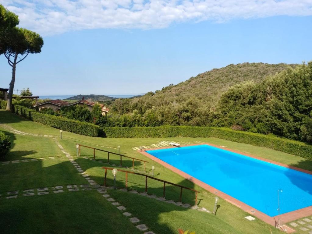 obraz basenu w ogrodzie w obiekcie Holiday Home Poggio alle Mandrie by Interhome w mieście Punta Ala