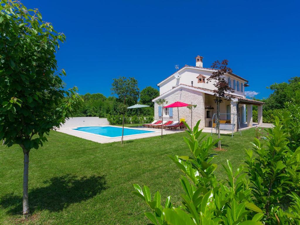 - une vue extérieure sur une maison avec une piscine dans l'établissement Villa Azura by Interhome, à Marčana