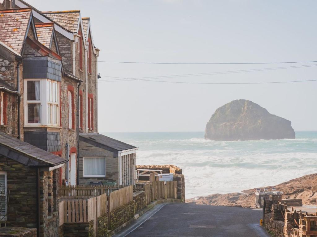 a view of the ocean and houses on the coast at Apartment Salty Seadog by Interhome in Treknow