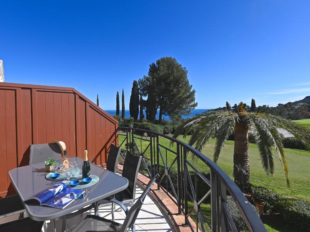 une table avec une assiette de nourriture sur un balcon dans l'établissement Apartment Le Village - VJ 107 by Interhome, à Agay