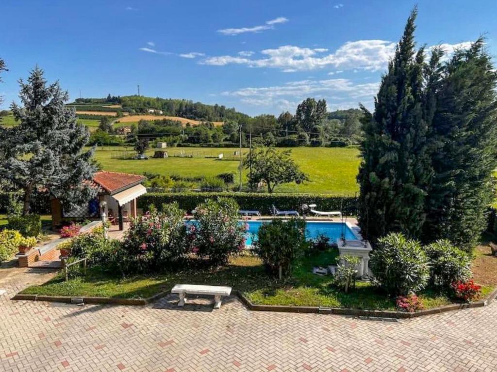 Montegrosso dʼAstiにあるHoliday Home La Casa del Nonno by Interhomeのスイミングプール付きの庭園の空中ビュー