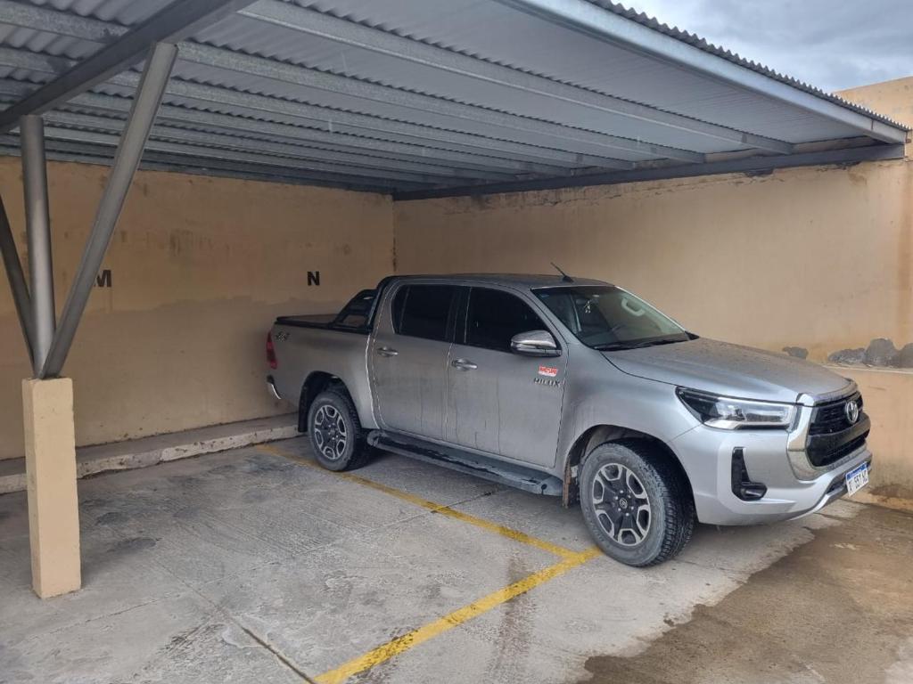 バイアブランカにあるDepto SL74の駐車場に停車した銀車