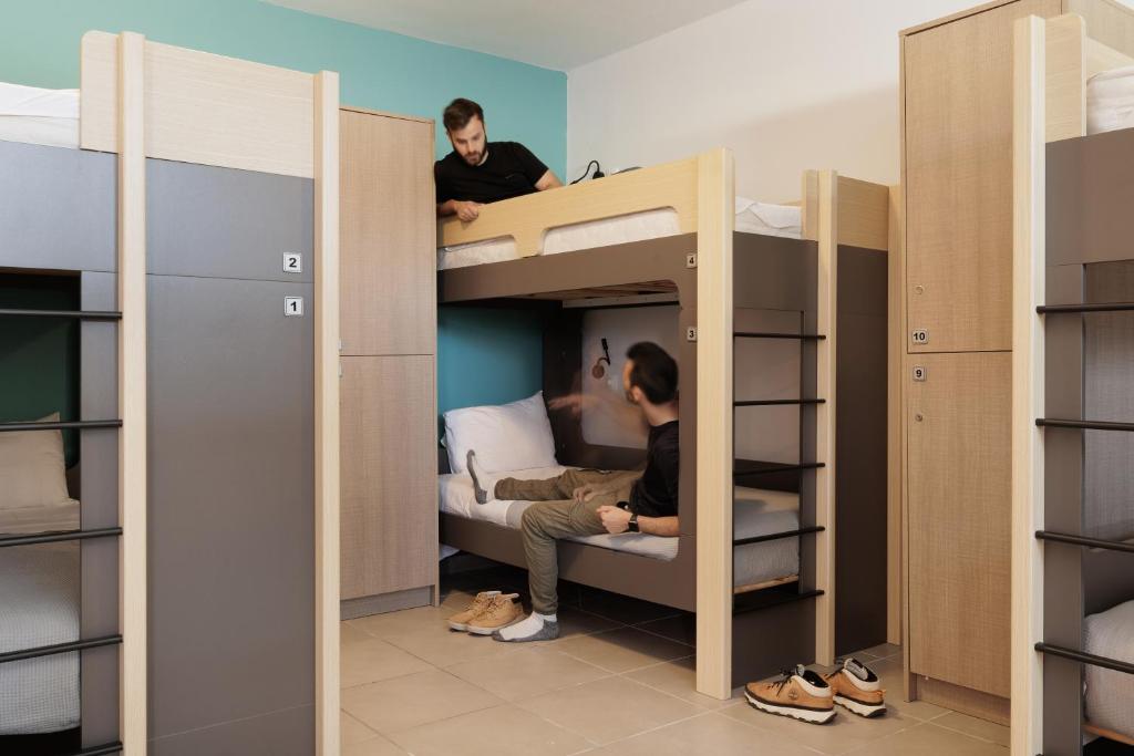 Palanda nebo palandy na pokoji v ubytování Local Hostel & Suites