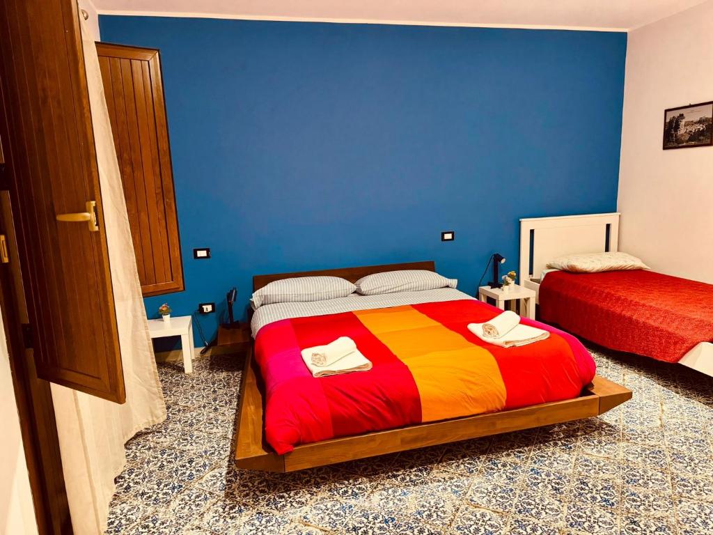 Postel nebo postele na pokoji v ubytování Corleone Home