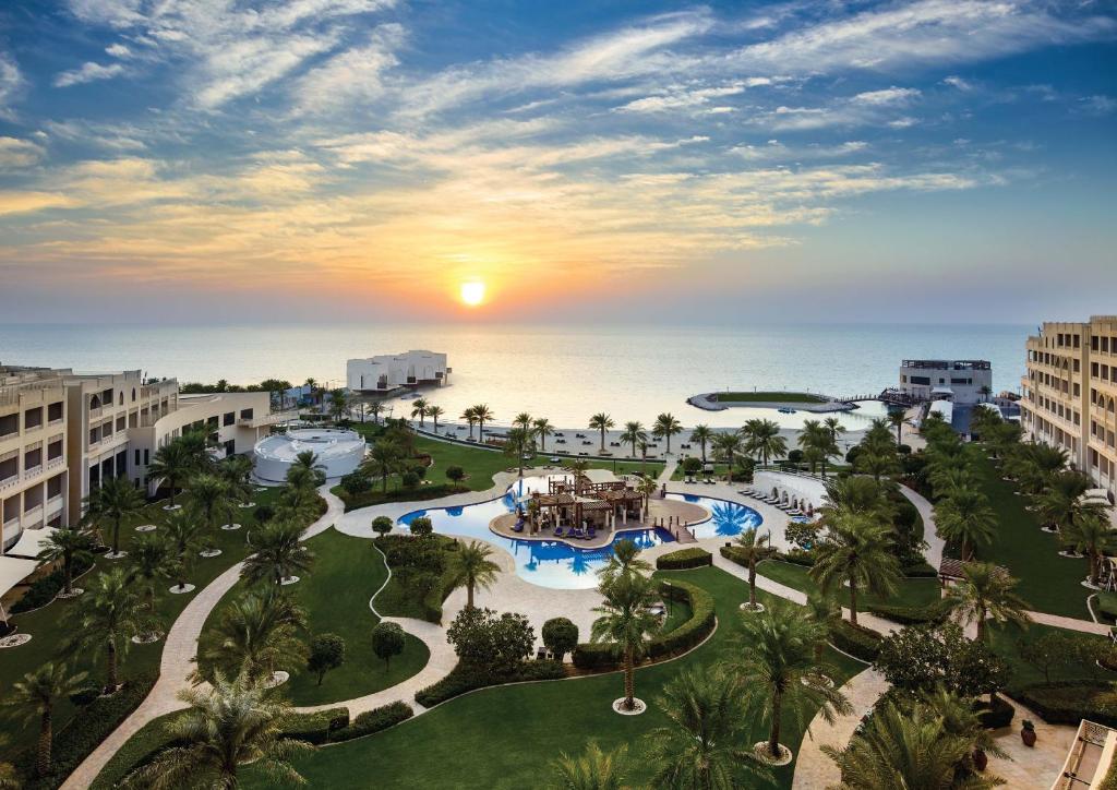 een luchtzicht op een resort met de oceaan bij Sofitel Bahrain Zallaq Thalassa Sea & Spa in Manamah