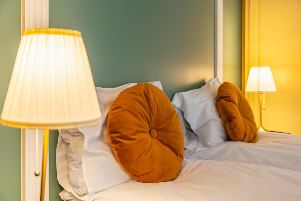 una camera con letto, 2 cuscini e una lampada di Day Dream Historical Grjótagata 4 a Reykjavik