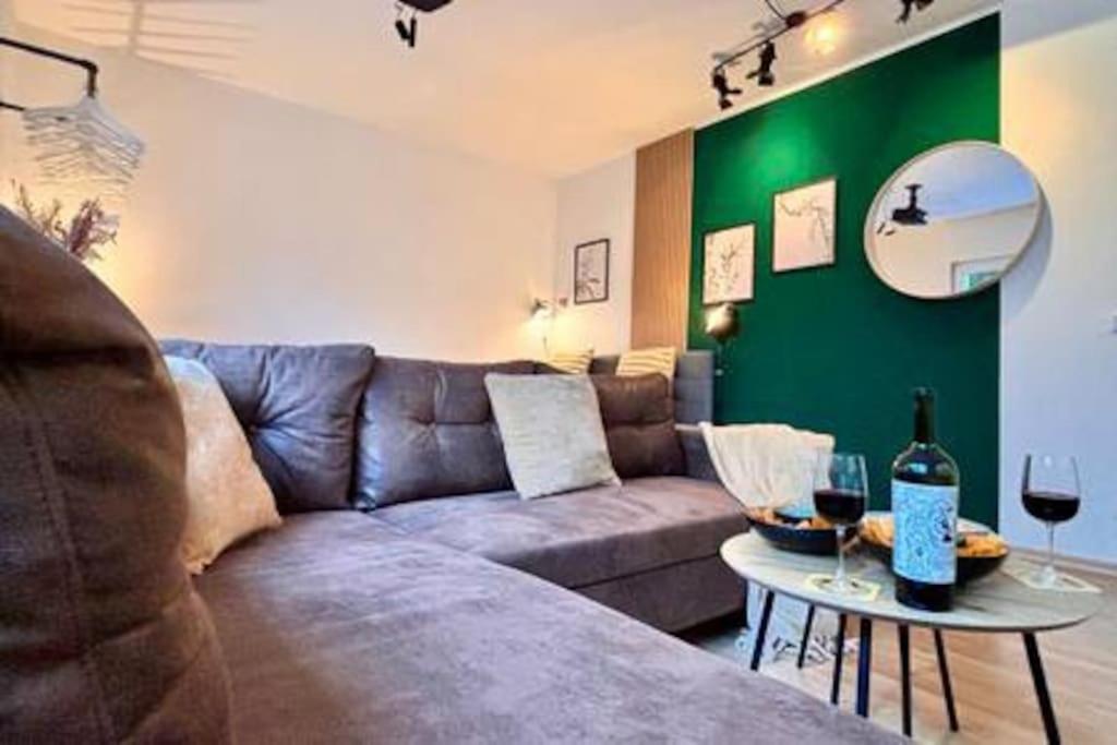 sala de estar con sofá y mesa con copas de vino en Modern & Stilvoll mit Kino - Wii en Essen
