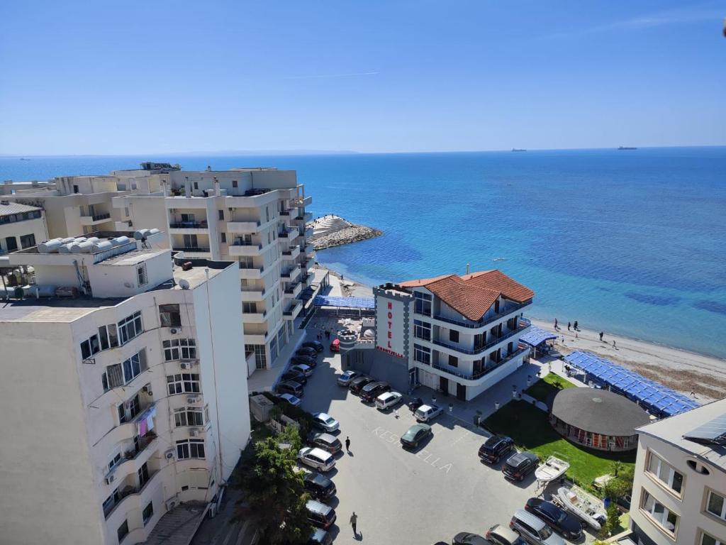 een luchtzicht op een strand en sommige gebouwen bij NOVA Sea View Apartments in Durrës