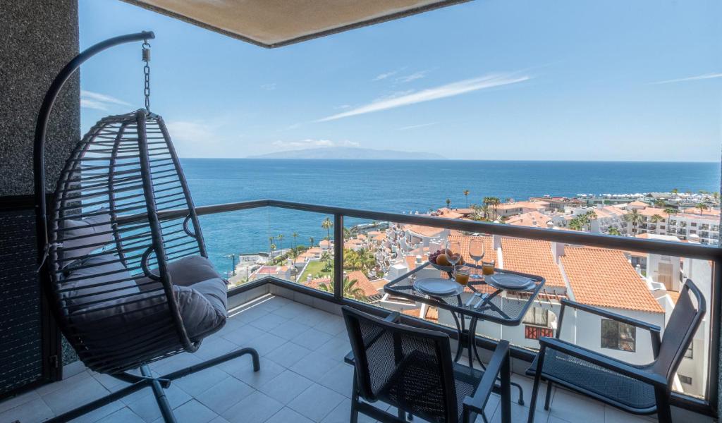 un balcone con tavolo e sedie e l'oceano di Sunset view 3 a Puerto de Santiago