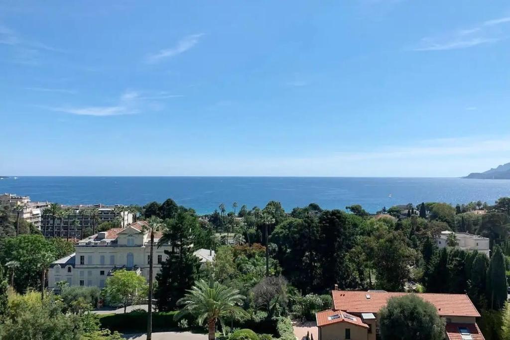 Elle offre une vue sur la ville et l'océan. dans l'établissement Appartement vue mer proches plages et congrès, à Cannes