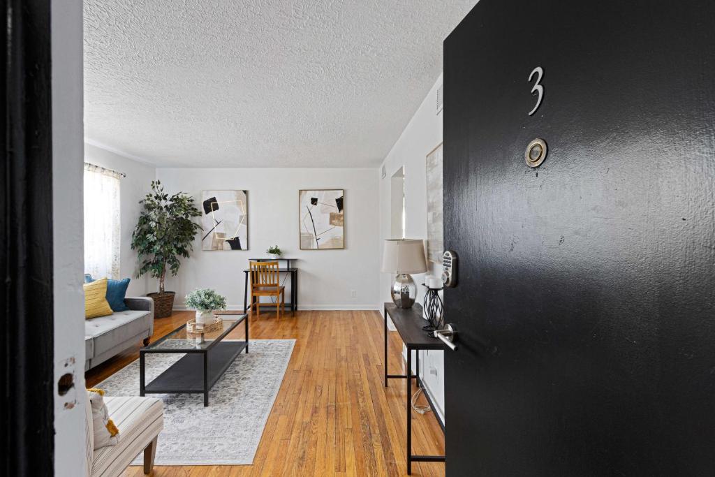 uma sala de estar com uma porta preta e um sofá em Nadia's Place em Omaha