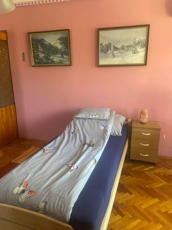 Un pat sau paturi într-o cameră la Garden House etc 1 apartman