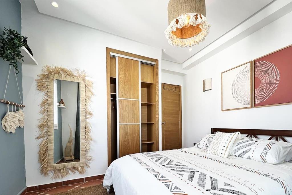 Un pat sau paturi într-o cameră la Lili's Home Cabo Negro apartment