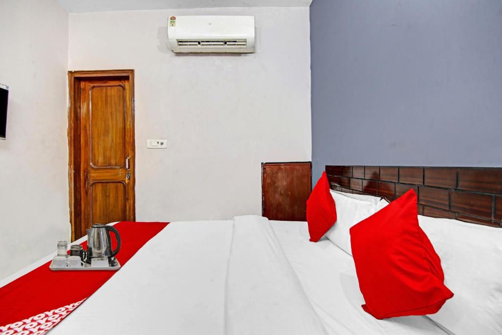 Een bed of bedden in een kamer bij Flagship Hotel The Royal Near Akshardham