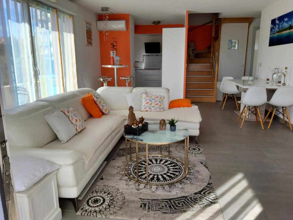 - un salon avec un canapé blanc et une table dans l'établissement Magnifique rooftop duplex climatisé aux ARCEAUX, à Montpellier