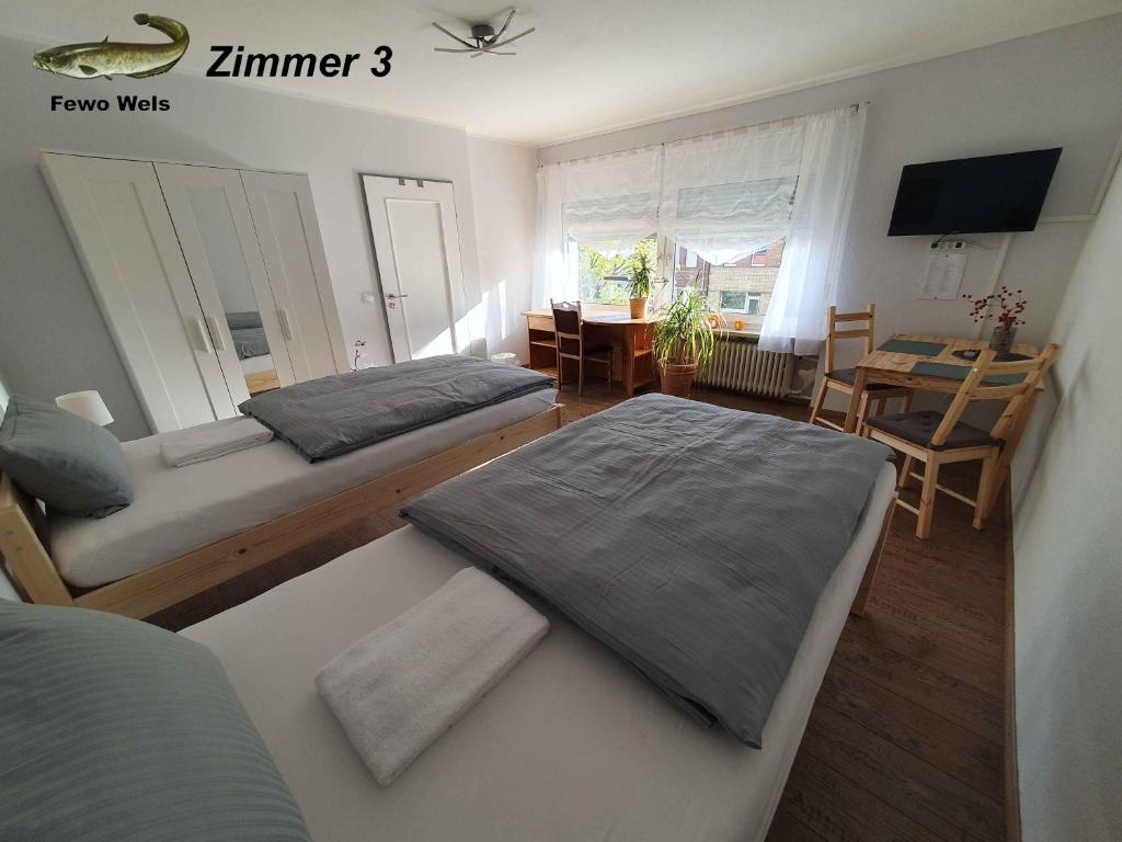 1 dormitorio con 2 camas y comedor con mesa en Fewo Helmstedt, en Helmstedt