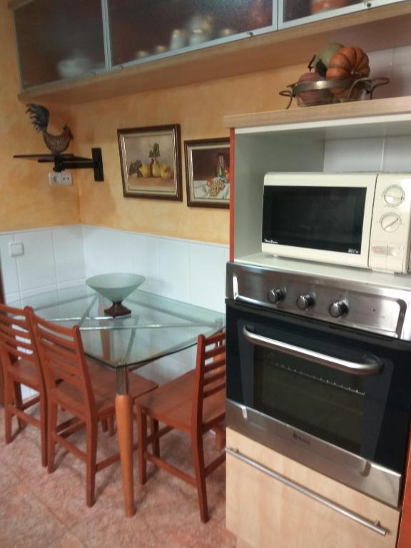 Kuchyň nebo kuchyňský kout v ubytování Un lujazo de piso en el centro de Calafell